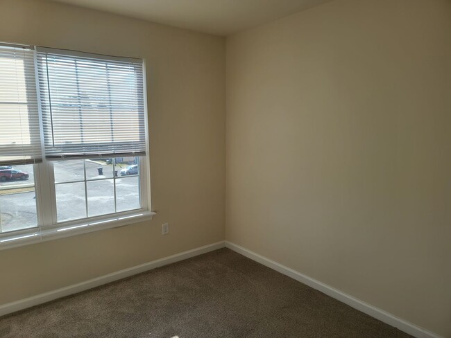 Building Photo - 3 Bedroom 2 1/2 bath ** End Unit** Townhome for Rent in Waynesboro