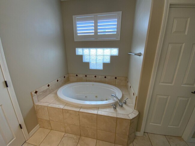 Building Photo - 3 Bedroom Townhome Available Near Wyoming Blvd NE & Paseo Del Norte Blvd NE!