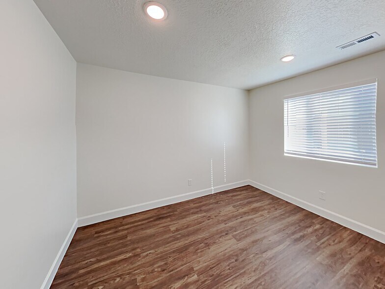 Building Photo - 1288 N Rickshaw Ln