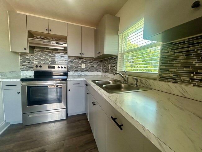 Building Photo - 2 Bedroom, 1 Bathroom Home! Offering 50% o...