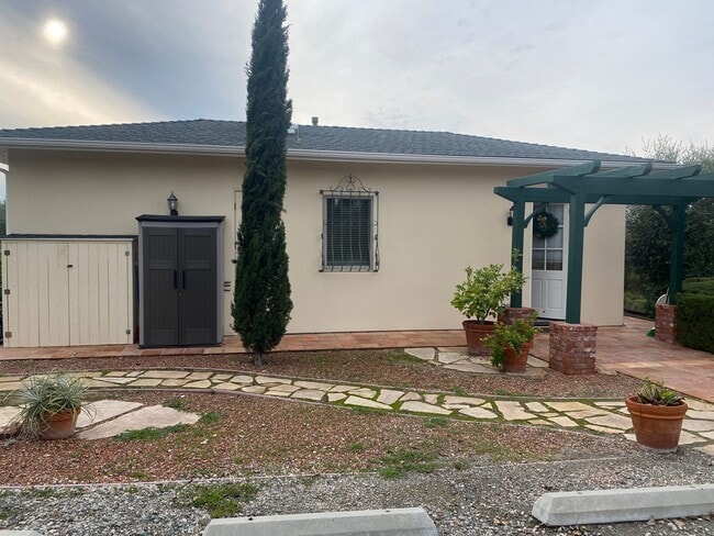 Building Photo - Beautiful 1 BD / 1 BA Granny Unit in Count...