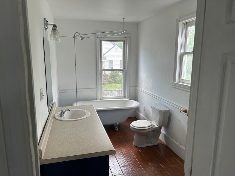 Full bath - 2518 3rd Ave