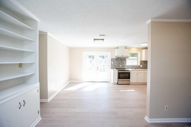 Building Photo - 29 Meadowbrook Dr