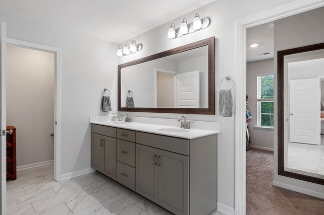 Building Photo - 505 S Oak Crst Dr