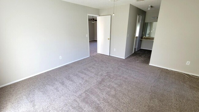 Building Photo - 985 Hickory Ct
