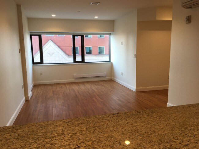 Building Photo - 875 Elm St