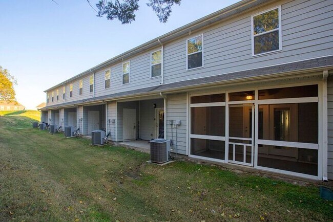 Building Photo - Newer Beautiful 3 Bed 2.5 Bath!