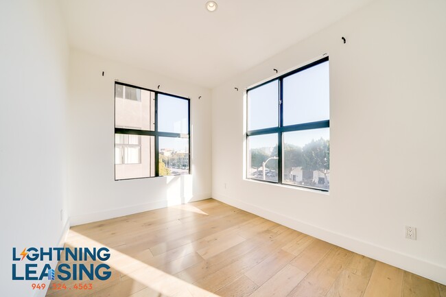 Building Photo - 8811-8815 Burton Way