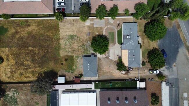 Building Photo - 7421 N Maple Ave