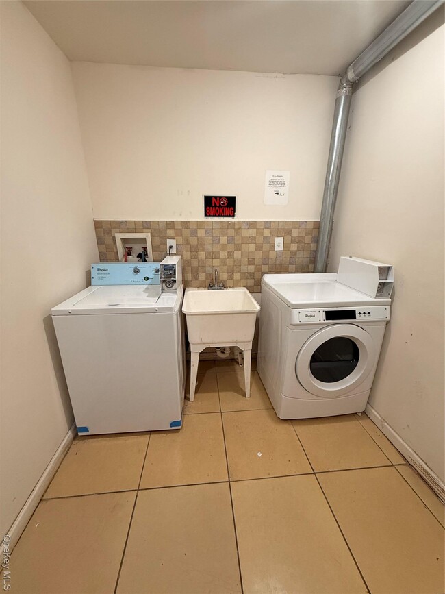 Building Photo - 141-27 84th Dr