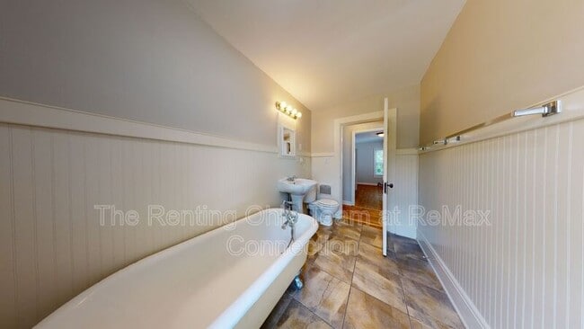 Building Photo - 137 Carhart St