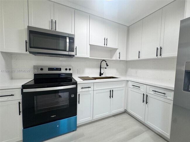 Building Photo - 10521 NW 35th Ct