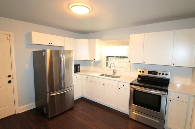 Building Photo - 2 bedroom Ranch with Fenced in Back Yard!!
