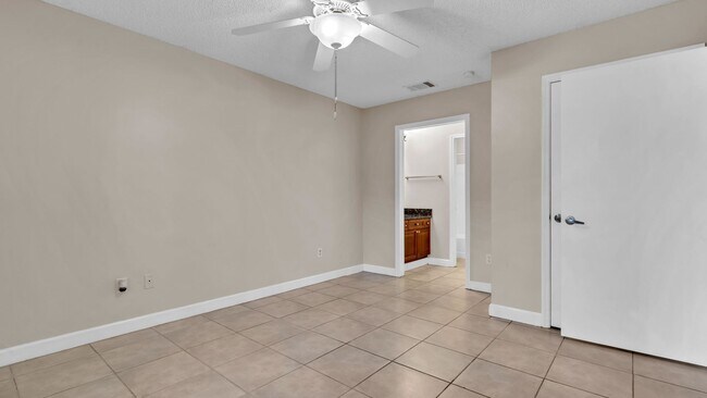 Building Photo - Charming 1BD/1BTH Ground Level Condo in St...