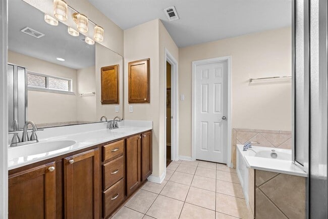 Building Photo - 135 Justin Leonard Dr