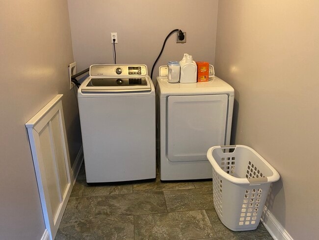 In-unit - 907 E Carson St