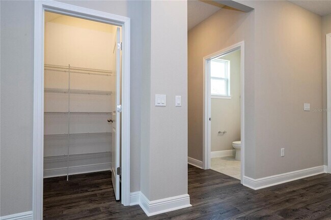 Building Photo - 16350 Hamlin Vw St