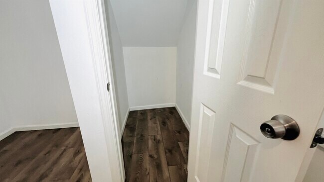 Building Photo - 473 Grove St