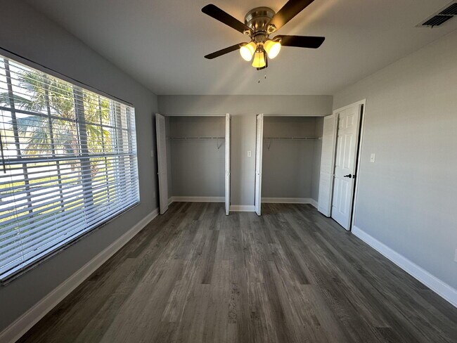 Building Photo - Charming 2-Bed, 2-Bath Retreat in Port Charlotte!