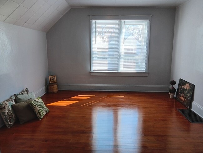 Building Photo - 344 1st St