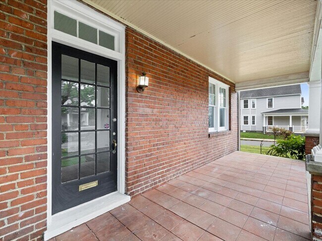 Building Photo - 2701 Barton Ave