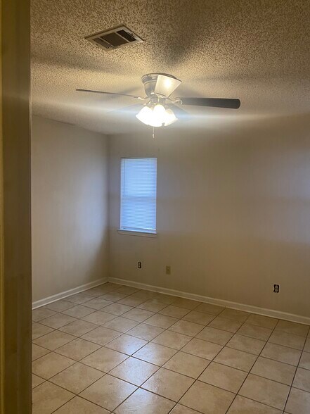 Building Photo - 412 Tina Hely Ct