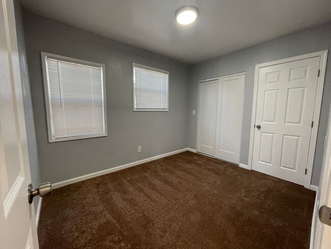 Building Photo - Move in ready  - Updated 2 bedroom, 1 bath...