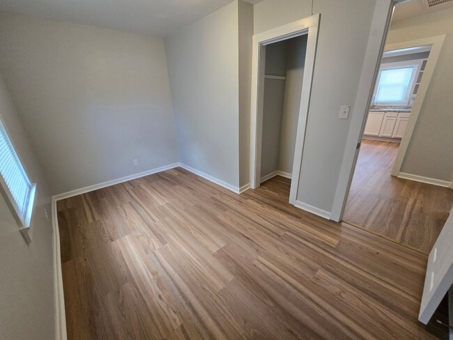 Building Photo - Cute Meadowview Bungalow; 3/1.5 Right in T...