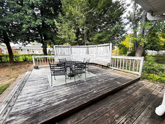 Building Photo - Wonderful 3 Bed and 1.5 Bath Ranc-Style Home
