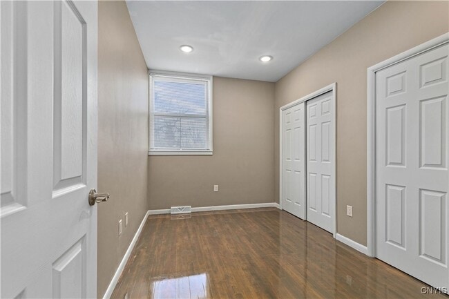 Building Photo - 2118 E Genesee St