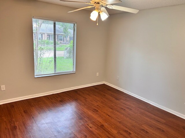 Building Photo - 4294 Tanglewilde Dr S