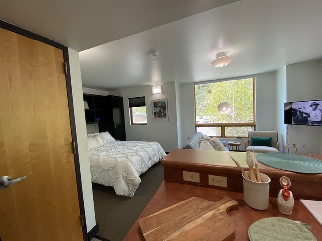 Building Photo - 420 US-89