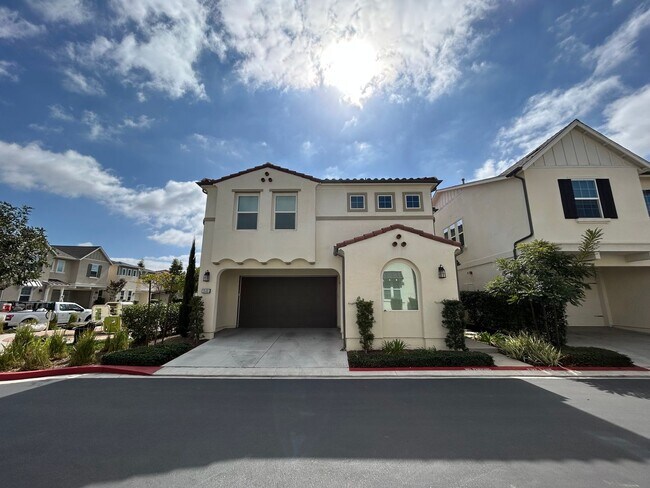 Building Photo - Stunning 4 Bedroom 3 Bath Plus Loft Home in Costa Mesa