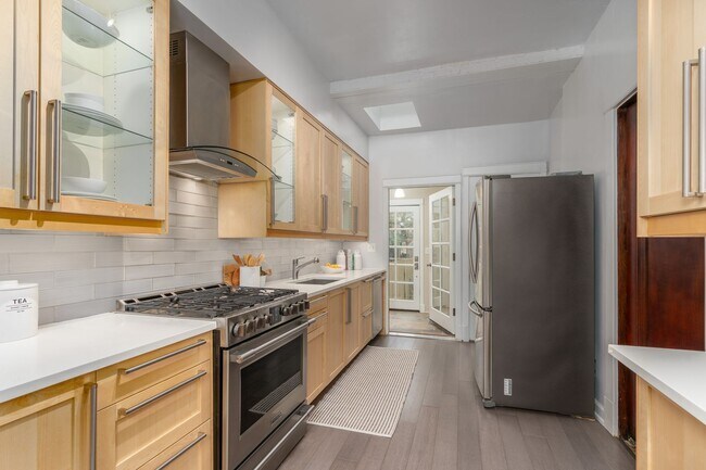 Building Photo - Charming Townhome | 5 Bed | 3.5 Bath | 2,400 Sf | Covered Front Porch & Large Fenced-In Backyard ...