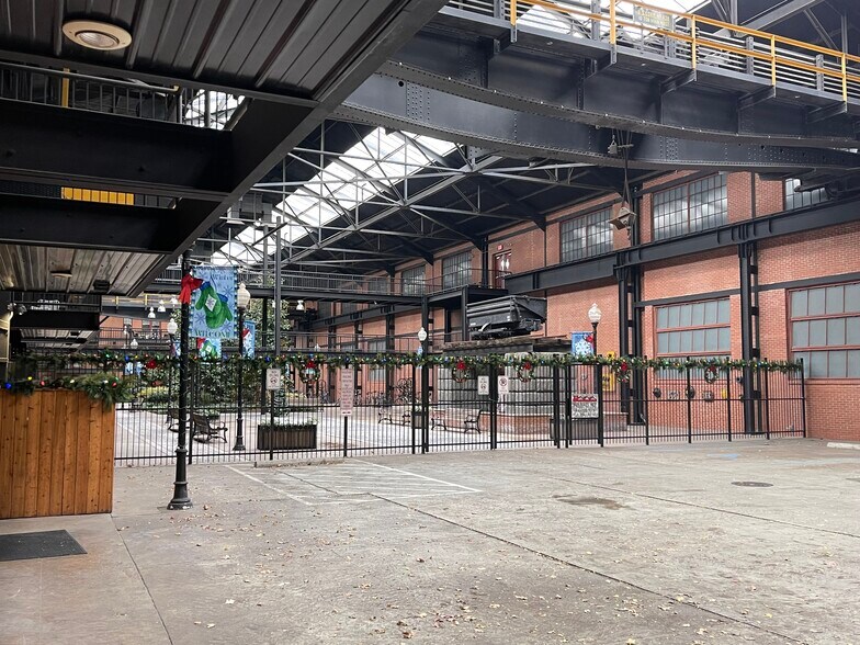 Building Courtyard 1 - 11 W 2nd St