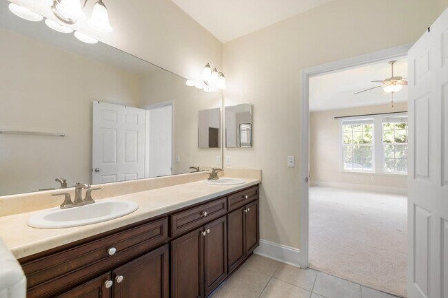 Building Photo - 5633 Tecumseh Dr