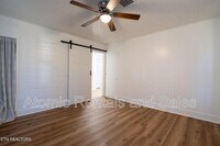 Building Photo - 614 E Brushy Valley Dr