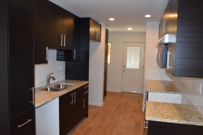 Building Photo - 204 Monroe St NE