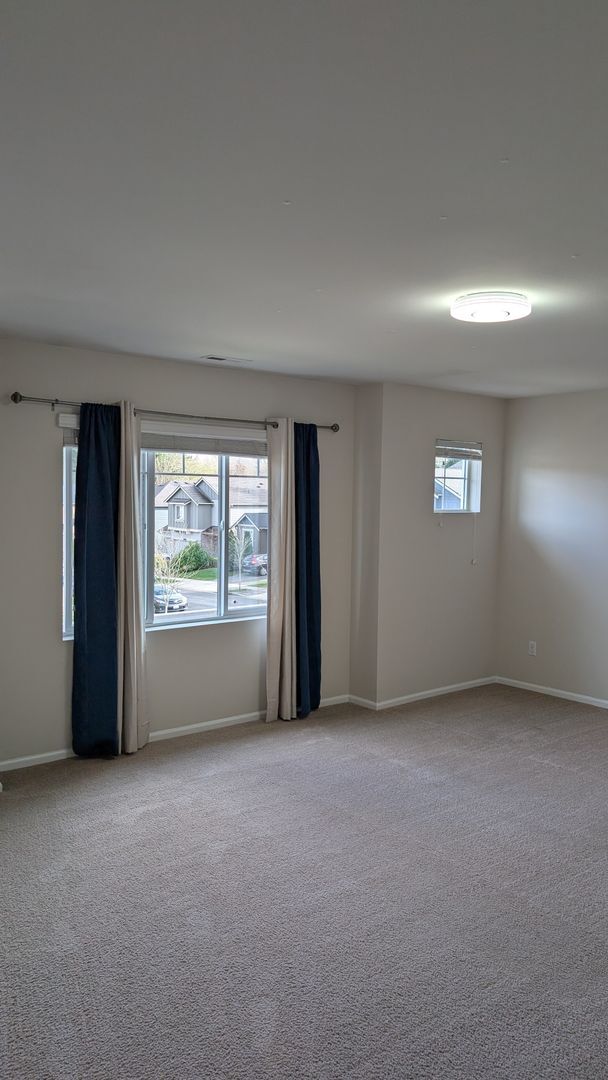 Building Photo - 5 bedroom Marysville 2 story home