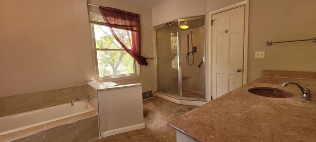 Building Photo - Spacious 3 bedroom 2.5 bathroom home in Ha...