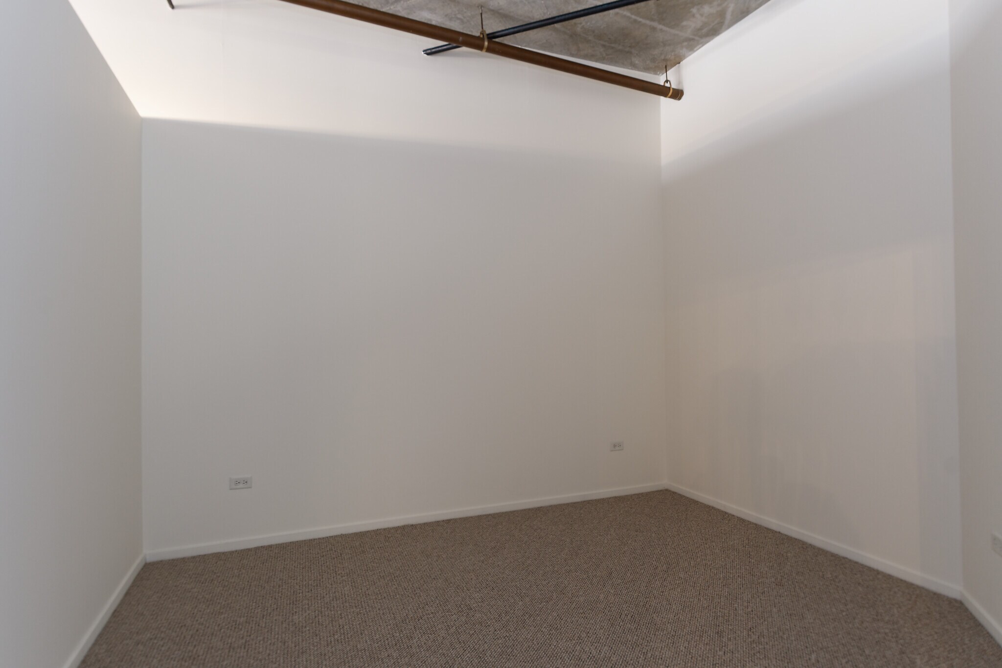 Building Photo - 933 W Van Buren St
