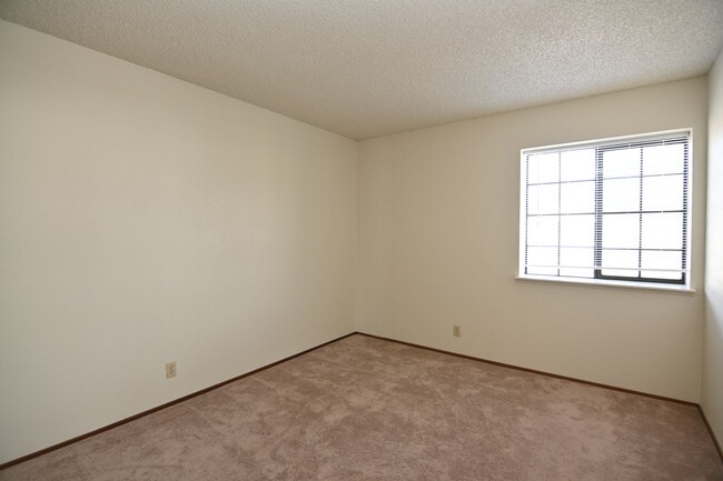 Building Photo - SFR near 880 & 84 -Minutes from Paseo Padr...