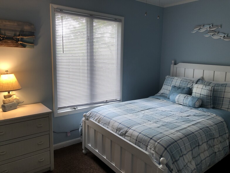 Building Photo - 105 Jamestown Rd