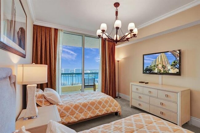 Building Photo - 17875 Collins Ave