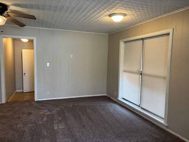 Building Photo - 4/2 on Washington St in Sherman!