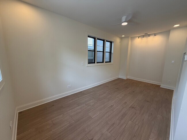 Building Photo - 5016 N Lawndale Ave