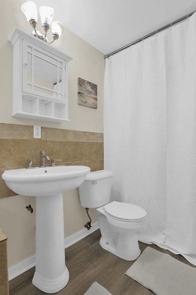 Building Photo - 2464 Queenswood Dr