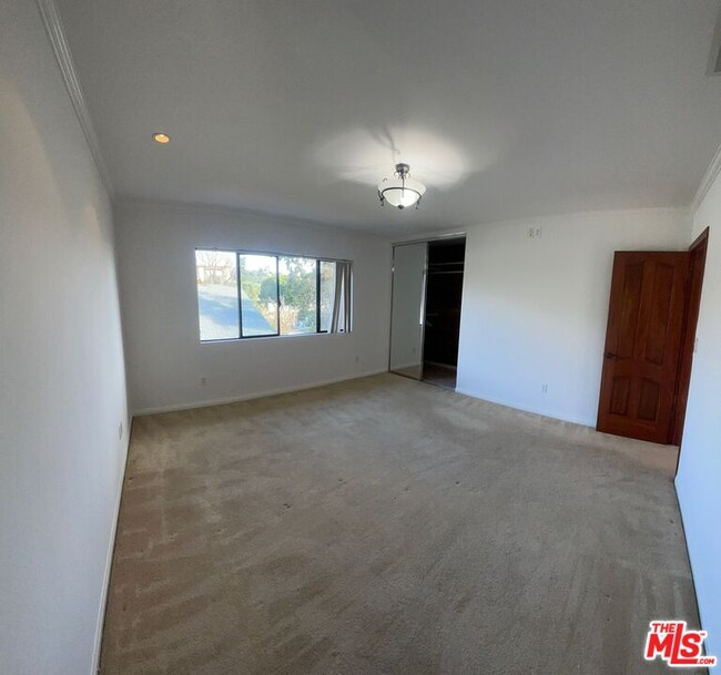 Building Photo - 4337 Kingswell Ave