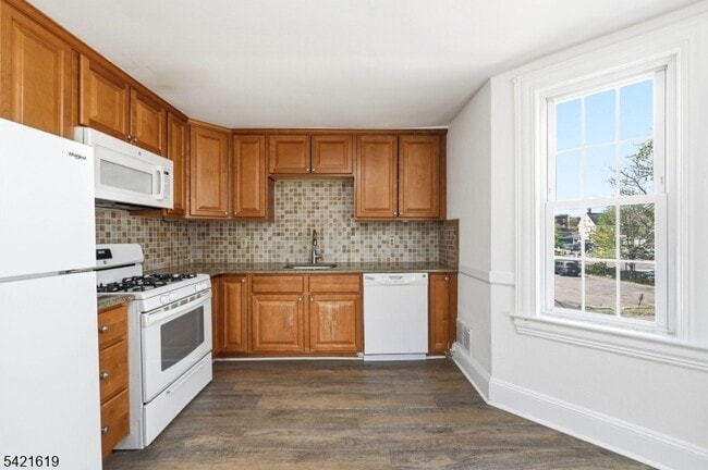 Building Photo - 104 Maple Ave