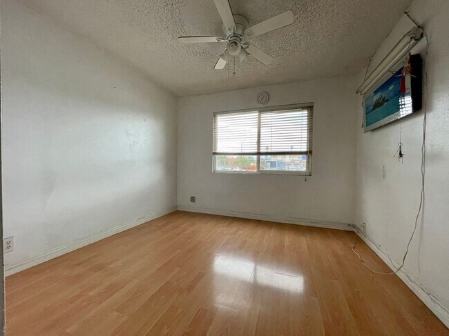 Building Photo - 107 S Muscatel Ave